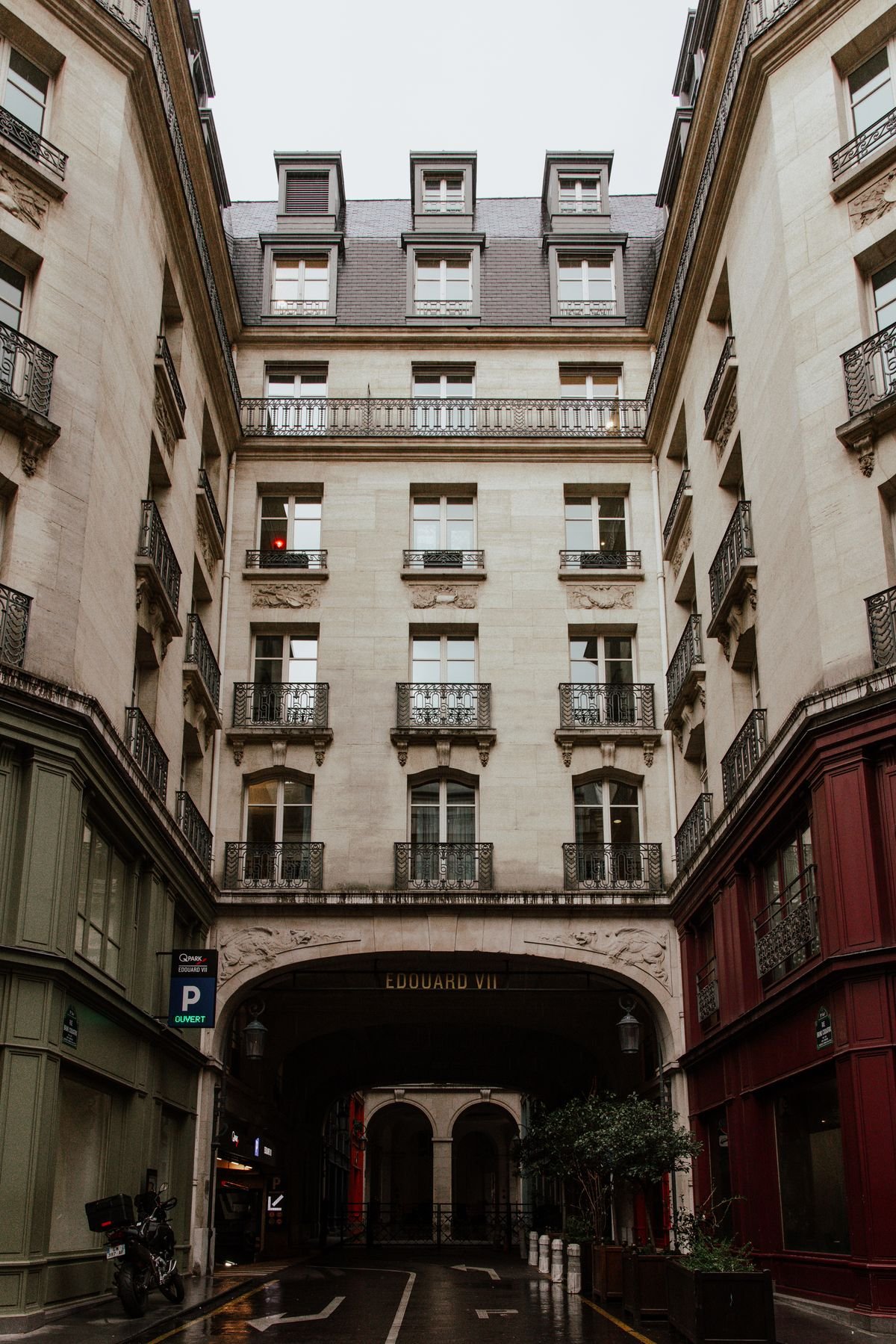 Façade en pierre d’un immeuble classique avec balcons
