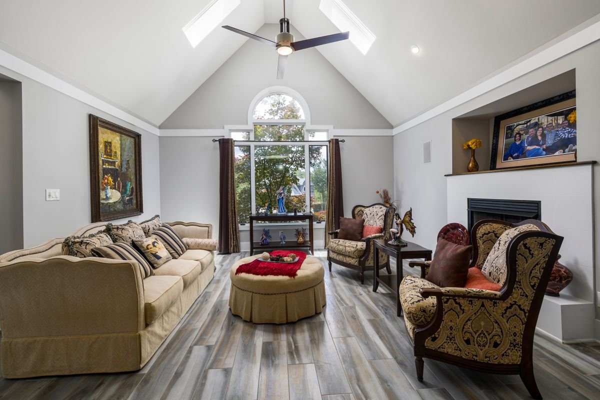 Salon traditionnel avec canapé, fauteuils et cheminée